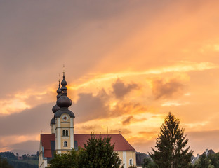 Kirche mit mystischem Himmel.