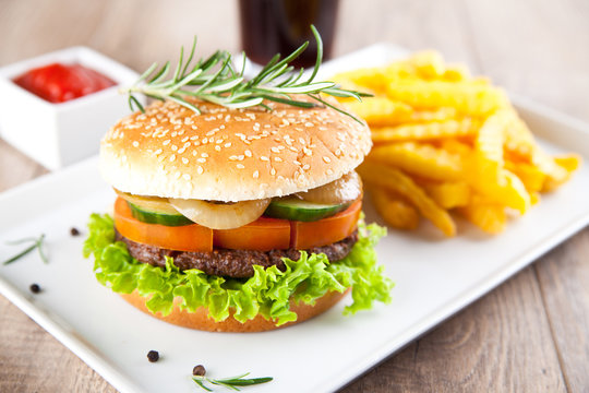 Hamburger mit Pommes und Ketchup