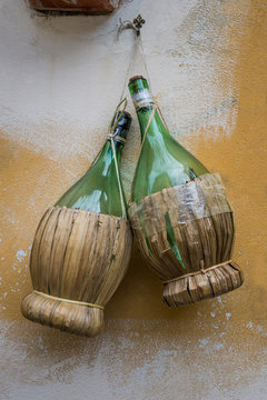 Fiaschi vuoti di vino, bottiglie