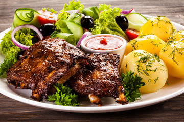 Grilled ribs with vegetables