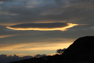 Облако над морем в лучах заката