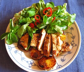 selbstkreiertes Gericht: Hähnchenbrust an Feldsalat