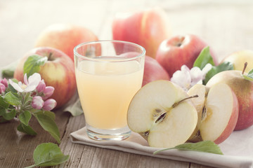 Glas mit Apfelsaft und Äpfel