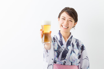 浴衣を着た女性　ビール