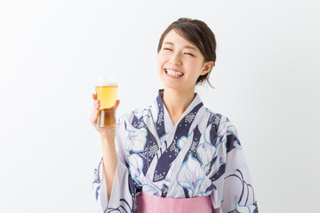 浴衣を着た女性　ビール