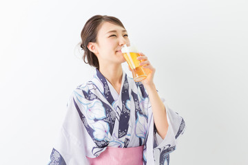 浴衣を着た女性　ビール