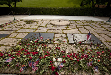john kennedy and jackie oanasis graves at Arlington National Cem