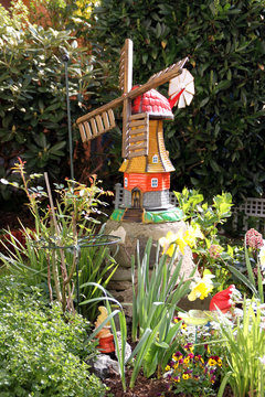 Schrebergartenidylle Windm&uuml;hle,Troll, Blumenbeet