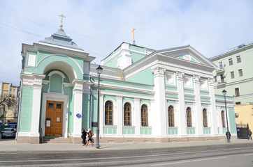 Храм Живоначальной Троицы на Грязех у Покровских ворот, Москва