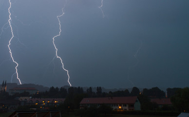 Gewitter mit Blitzen über Stadt