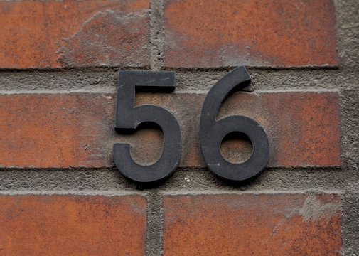 numéro 56 noir sur brique rouge.