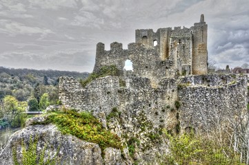 Fototapeta na wymiar ruines du château d'Angles sur l'Anglin