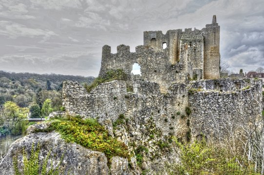ruines du ch&acirc;teau d'Angles sur l'Anglin