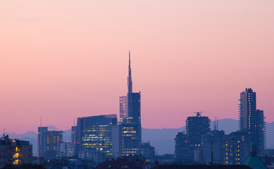 Fototapeta na wymiar Grattacieli di Milano di sera