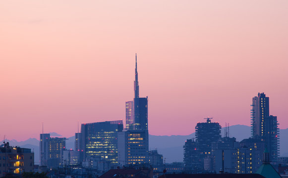 Grattacieli di Milano di sera