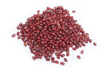 fagioli rossi adzuki su sfondo bianco