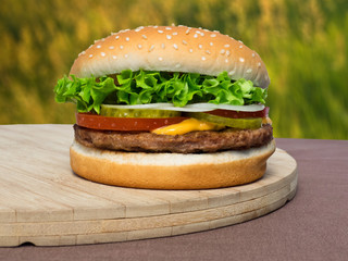 Burger auf Hlzbrett