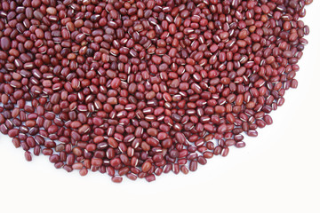 fagioli rossi adzuki su sfondo bianco