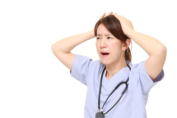 動揺する女医