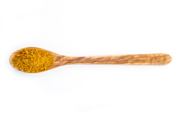 Especias de curry  y cúrcuma en cuchara aislada en fondo blanco