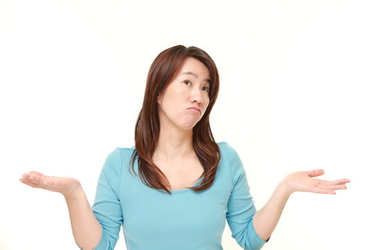 お手上げ状態の女性
