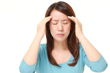 頭が痛む女性