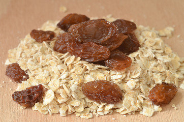 Heap of fine oat flakes and raisins