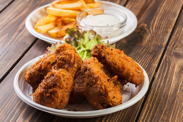 Crisp crunchy chicken wings with chips