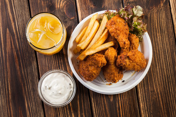 Crisp crunchy chicken wings with chips