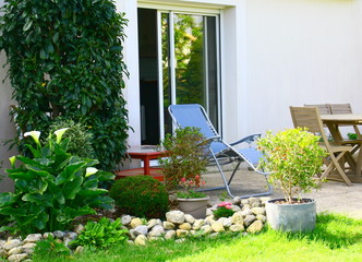 terrasse aménagée,plantes et fauteuil détente