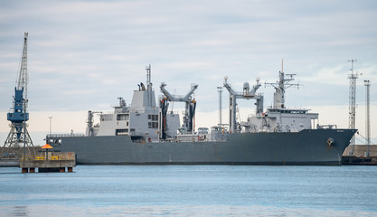 Obraz premium Naval auxiliary ship in the port.