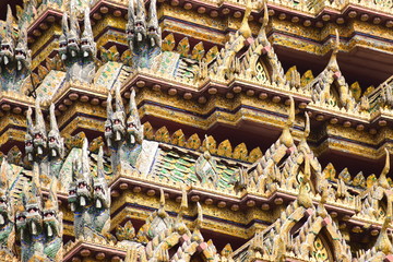 Fototapeta na wymiar Dachschschmuck im Wat Phra Kaeo
