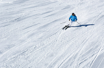Sportlicher Skifahrer Skipiste von oben Vogelperspektive allein