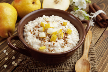 Oatmeal with pear and cinnamon