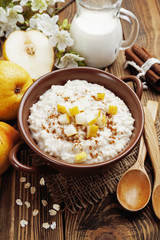 Oatmeal with pear and cinnamon
