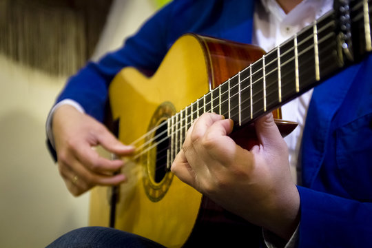 Músico español tocando guitarra flamenca