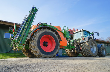 Pflanzenschutz, anmischen der Spritzbrühe auf dem Bauernhof © Countrypixel