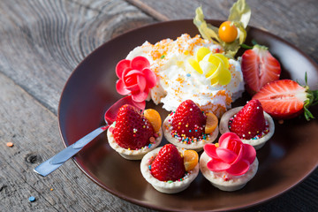 Strawberries in tartlets with whipped cream