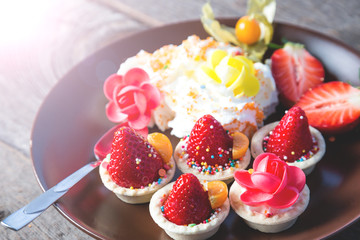 Strawberries in tartlets with whipped cream