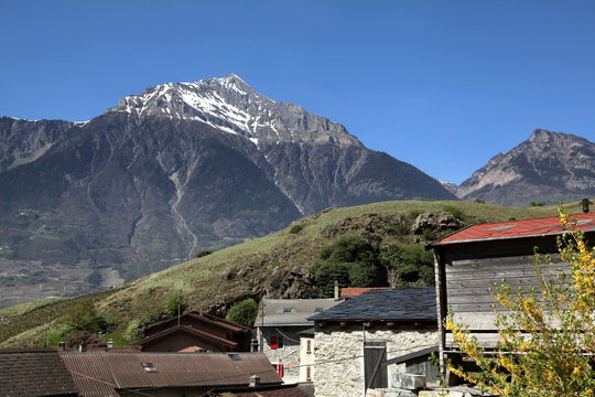Toits au pied de la colline.