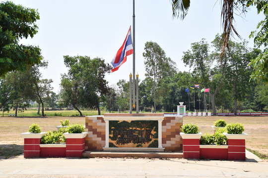 Fahnenmast auf thailändischem Schulhof