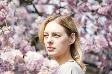 Fototapeta premium Frau vor Kirschblüten