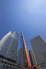 Fototapeta na wymiar 東京丸の内　高層ビルとクレーン