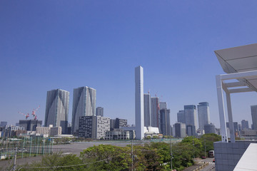 晴海埠頭から開発が進む東京ベイエリア（建設中の高層ビルとマンション）を臨む