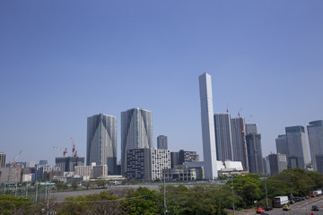 Fototapeta na wymiar 開発が進む東京ベイエリア（建設中の高層ビルとマンション）