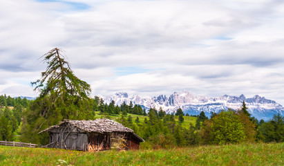 Almhütte mit Dolomitenblick