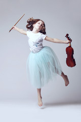 Baby girl with violin © kuzmichstudio