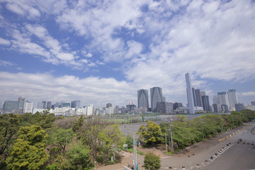 Fototapeta premium 晴海埠頭から開発が進む東京ベイエリア（建設中の高層ビルとマンション）を臨む