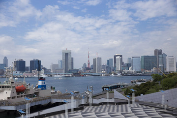 開発が進む東京ベイエリア（建設中の高層ビルとマンション）