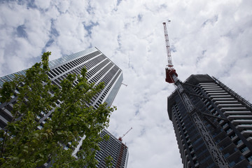 建設中の高層ビルとマンション（東京ベイエリア）